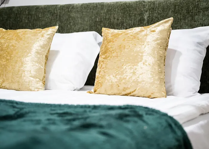 Airport-bus - 13 North - Family 10 Tallinn